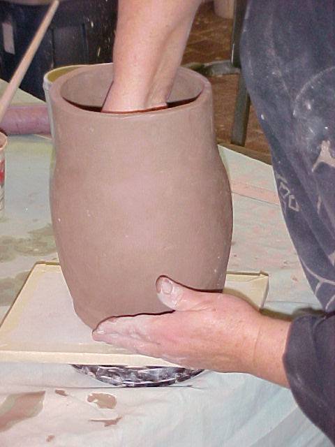 Using rib on inside to belly out wall of vessel
